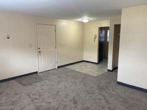 172 Kendall Ave-Unit -D in Campbell, OH - Foto de edificio - Building Photo