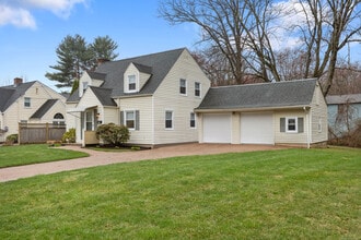 27 Tecumseh Rd in West Hartford, CT - Foto de edificio - Building Photo