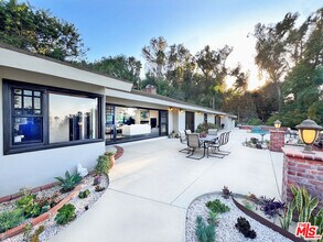 12751 Mulholland Dr in Beverly Hills, CA - Building Photo - Building Photo