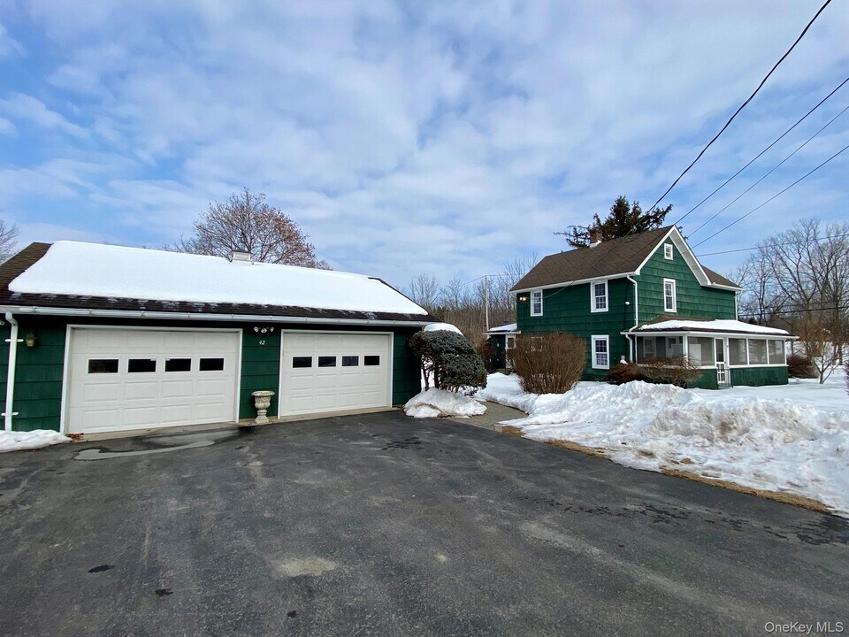 42 Amity Rd in Warwick, NY - Building Photo