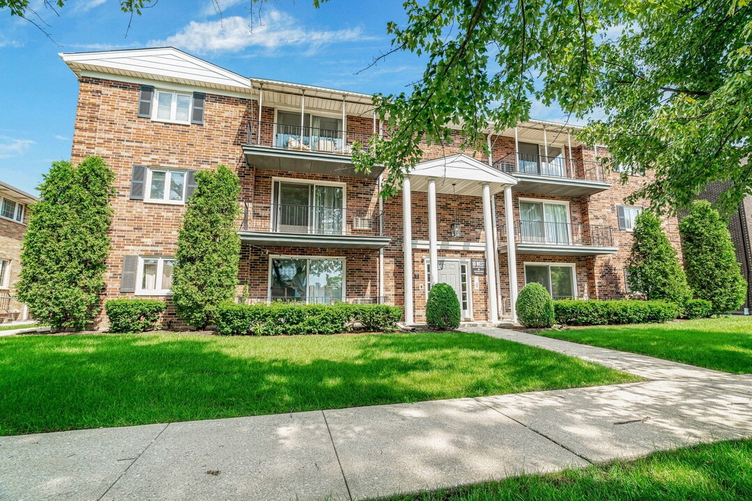 21 S Waiola Ave in La Grange, IL - Building Photo