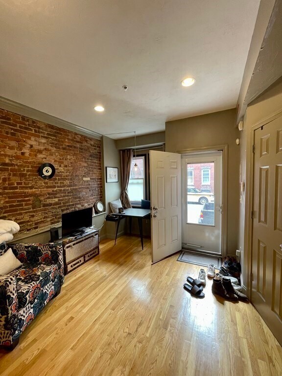 158 Cottage St, Unit 1 in Boston, MA - Building Photo - Building Photo