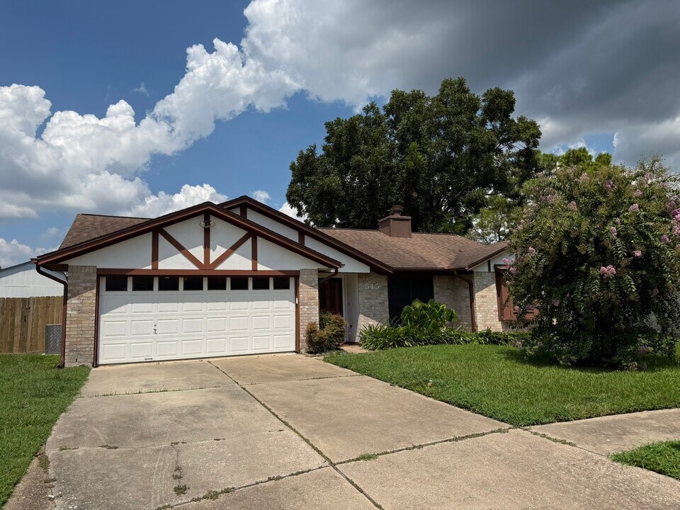 515 Tresvant Dr in Webster, TX - Building Photo