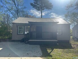 220 8th Ave NW in Decatur, AL - Building Photo