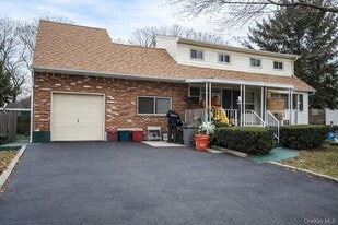 112 Avondale Dr in Centereach, NY - Building Photo