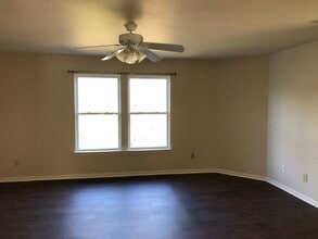 557 Lakeside Valley Dr in Winston-Salem, NC - Building Photo - Building Photo