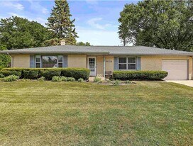 2435 Devonshire Dr in Rockford, IL - Building Photo