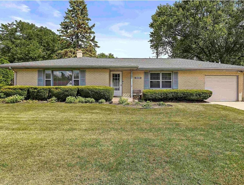 2435 Devonshire Dr in Rockford, IL - Foto de edificio