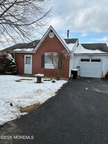 43 Jaffreyton Close in Freehold, NJ - Building Photo