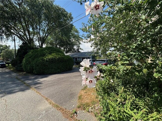 6 Hickory Ave in Middletown, RI - Building Photo - Building Photo