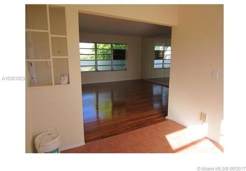 9901 W Bay Harbor Dr in Bay Harbor Islands, FL - Building Photo - Building Photo