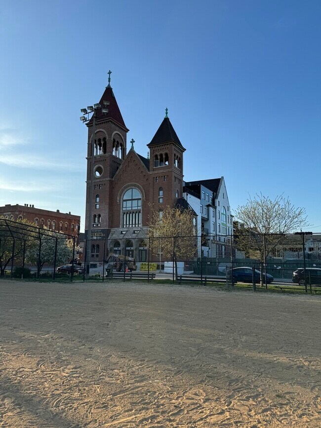 property at 1356 W Chestnut St