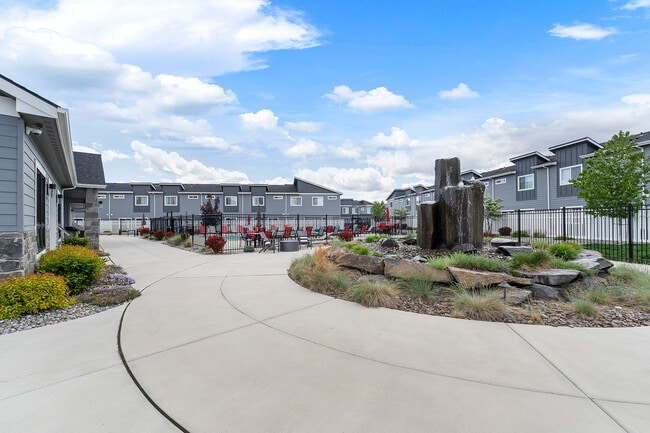 Prairie Pointe Apartments & Townhomes