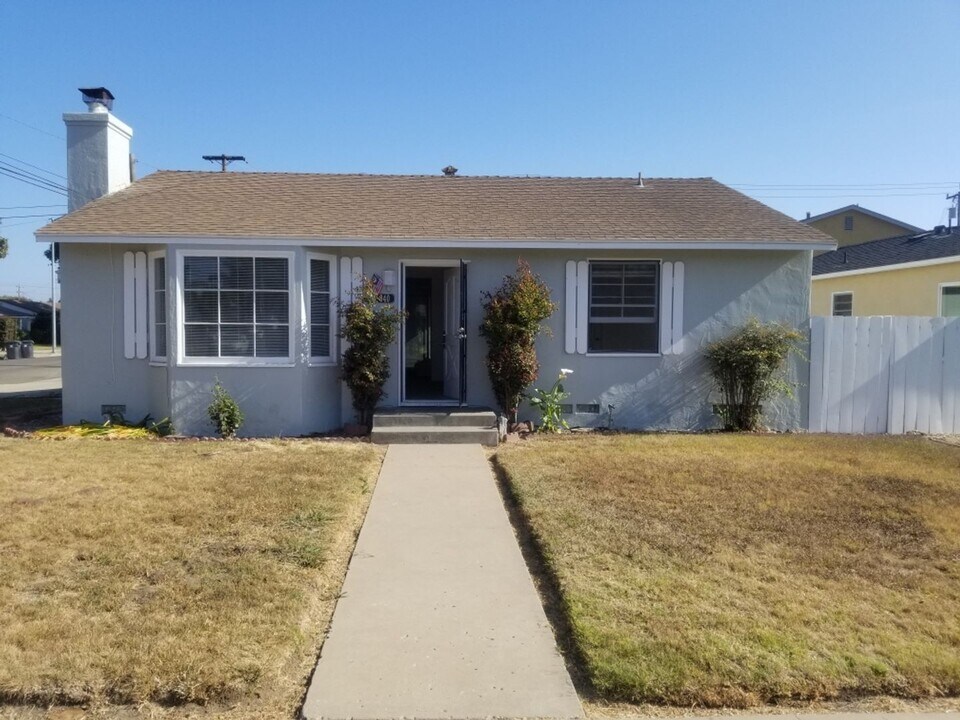 840 E Cypress St in Santa Maria, CA - Building Photo