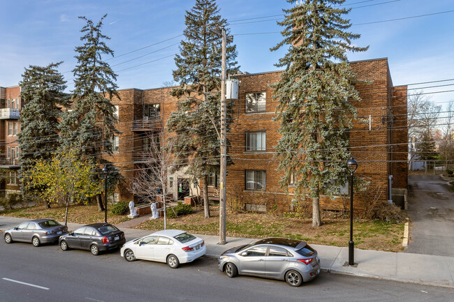 5175 De La Côte-Saint-Luc Ch in Montréal, QC - Building Photo - Building Photo