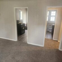 1976 Parkhill Dr in Dayton, OH - Building Photo - Building Photo