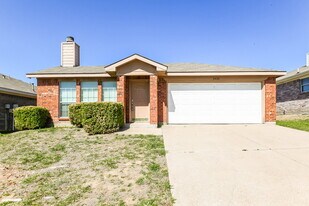 2428 Ensenada Ln in Fort Worth, TX - Building Photo