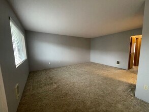 112-114 Sunny Ln in Sutherlin, OR - Building Photo - Building Photo