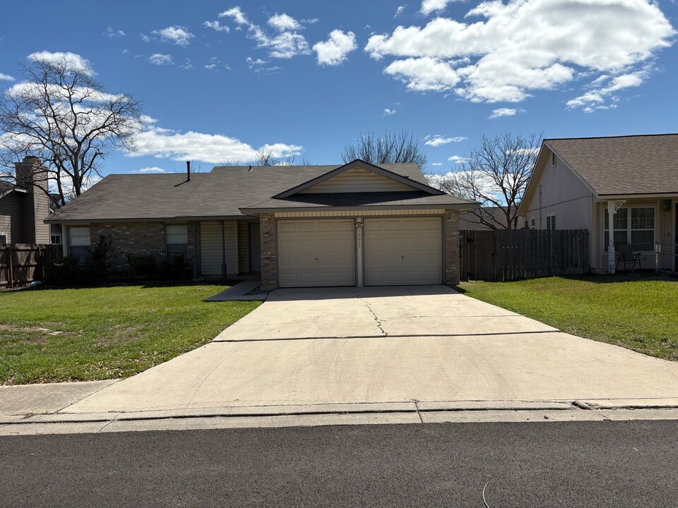 10023 Wind Burn Trail in Converse, TX - Building Photo