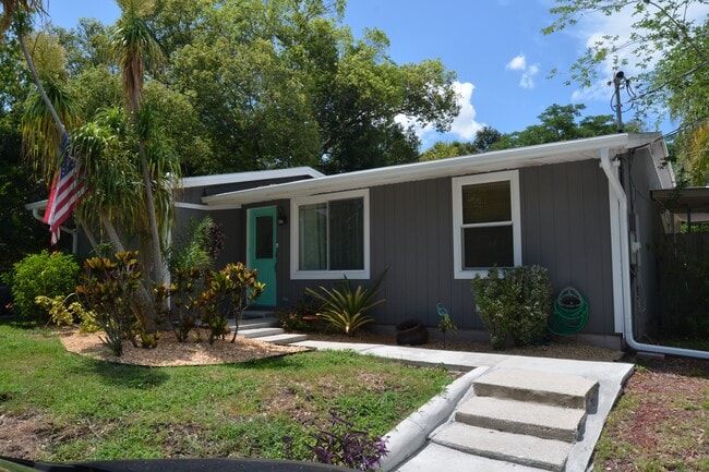 139 E 8th St in Chuluota, FL - Building Photo - Building Photo