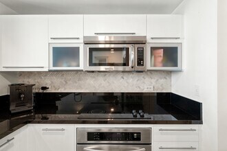 244 Biscayne Blvd, Unit 1703 in Miami, FL - Foto de edificio - Building Photo