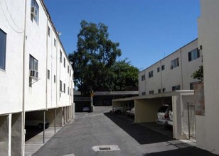 Windsor Village in Van Nuys, CA - Building Photo - Building Photo