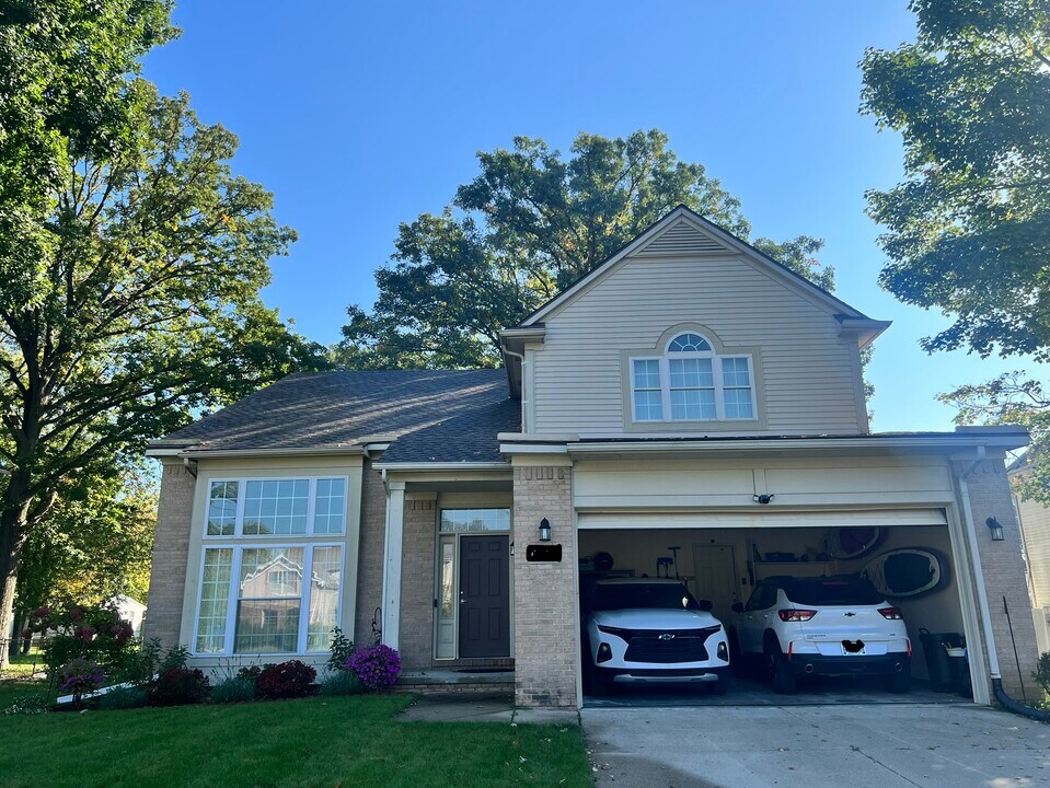 20334 Oporto Ave in Livonia, MI - Building Photo