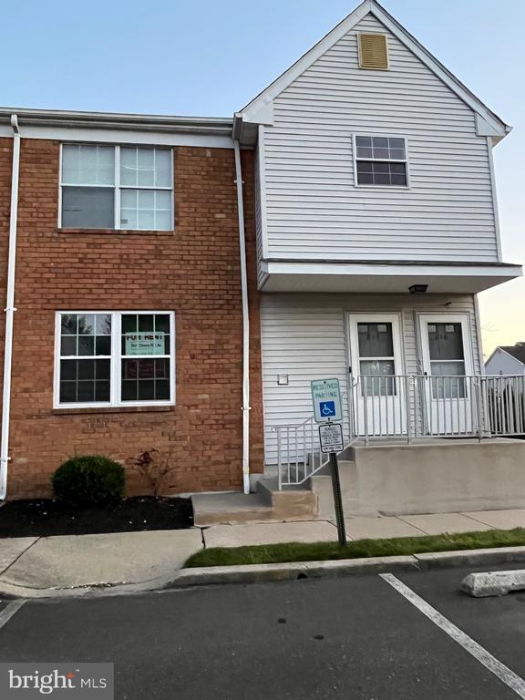 property at 815 Woodchip Rd