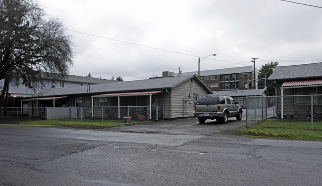 12437 SW Hall Blvd in Tigard, OR - Foto de edificio - Building Photo