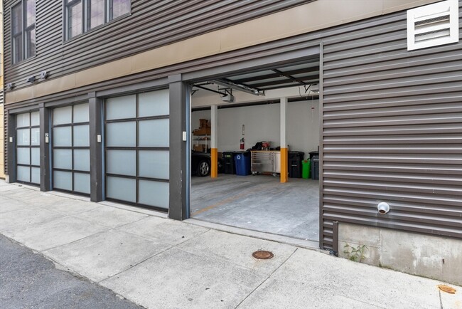 99 D St, Unit 4 in Boston, MA - Building Photo - Building Photo