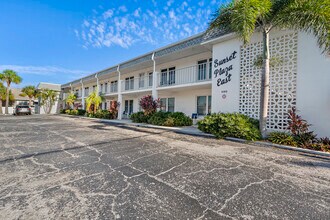 680 71st Ave, Unit 12 in St Pete Beach, FL - Foto de edificio - Building Photo