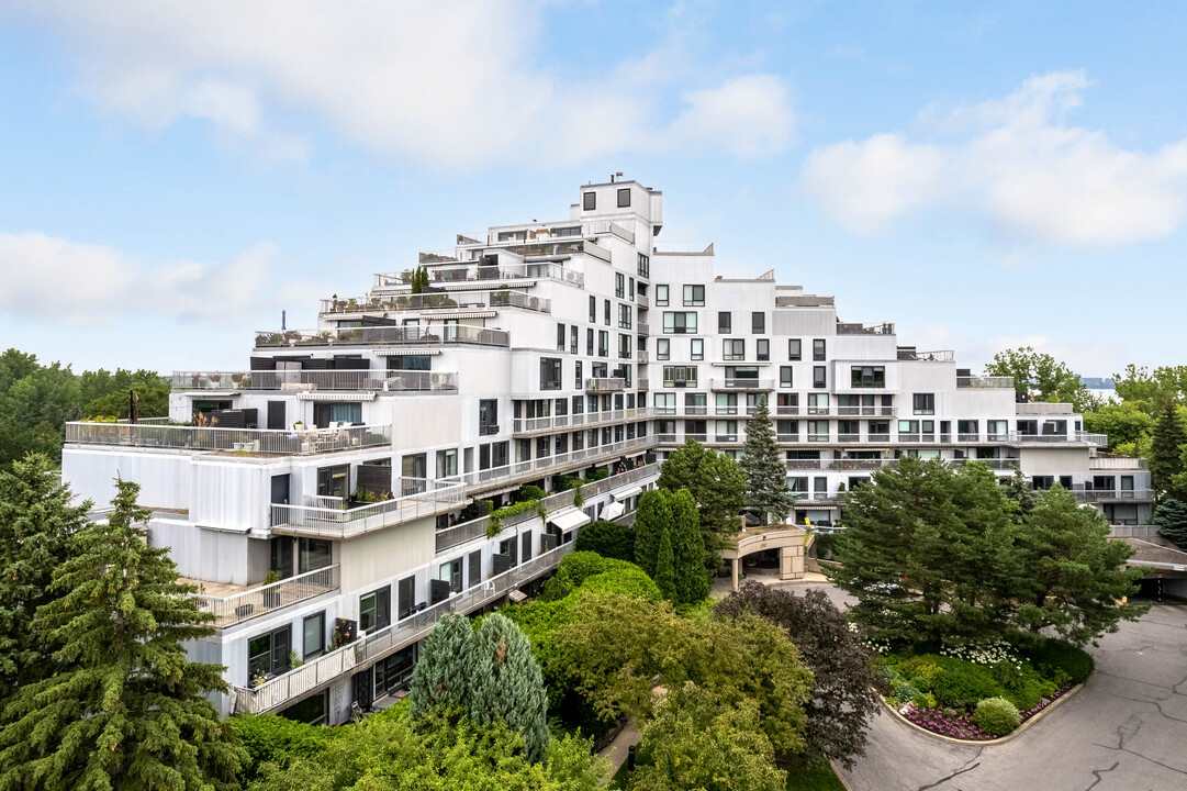 Condominium La Pyramide in Montréal, QC - Building Photo