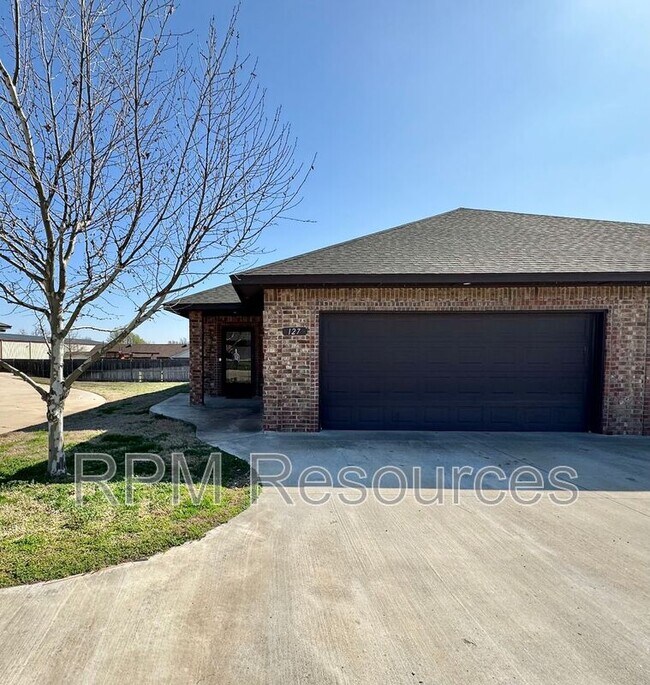 127 Bison Ct Way in Mustang, OK - Building Photo - Building Photo