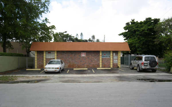 19 SW 14th St in Dania, FL - Building Photo - Building Photo