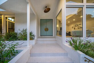 2221 Bowmont Dr in Beverly Hills, CA - Building Photo - Building Photo