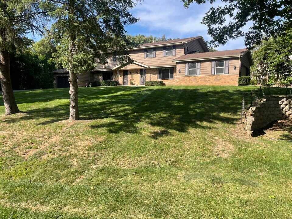 611 Saint Johns Dr in Delafield, WI - Building Photo