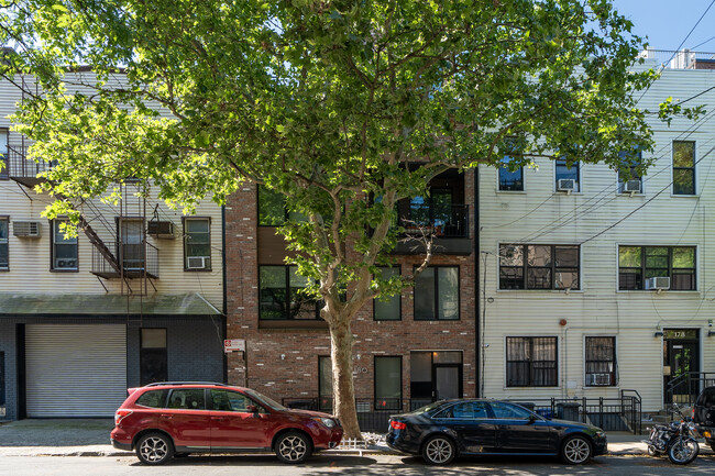 180 Jackson St in Brooklyn, NY - Foto de edificio - Building Photo