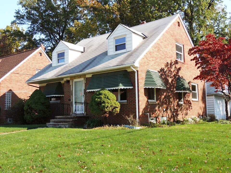 1971 Beverly Hills Dr in Cleveland, OH - Building Photo