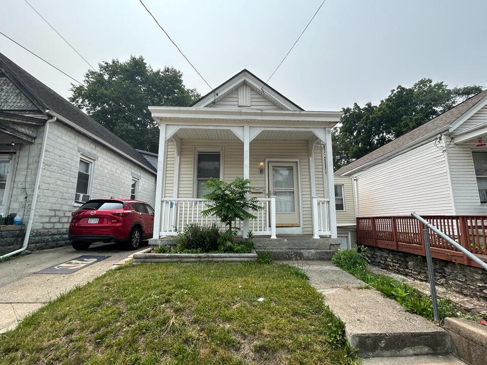 5661 Prosser Ave in Cincinnati, OH - Building Photo