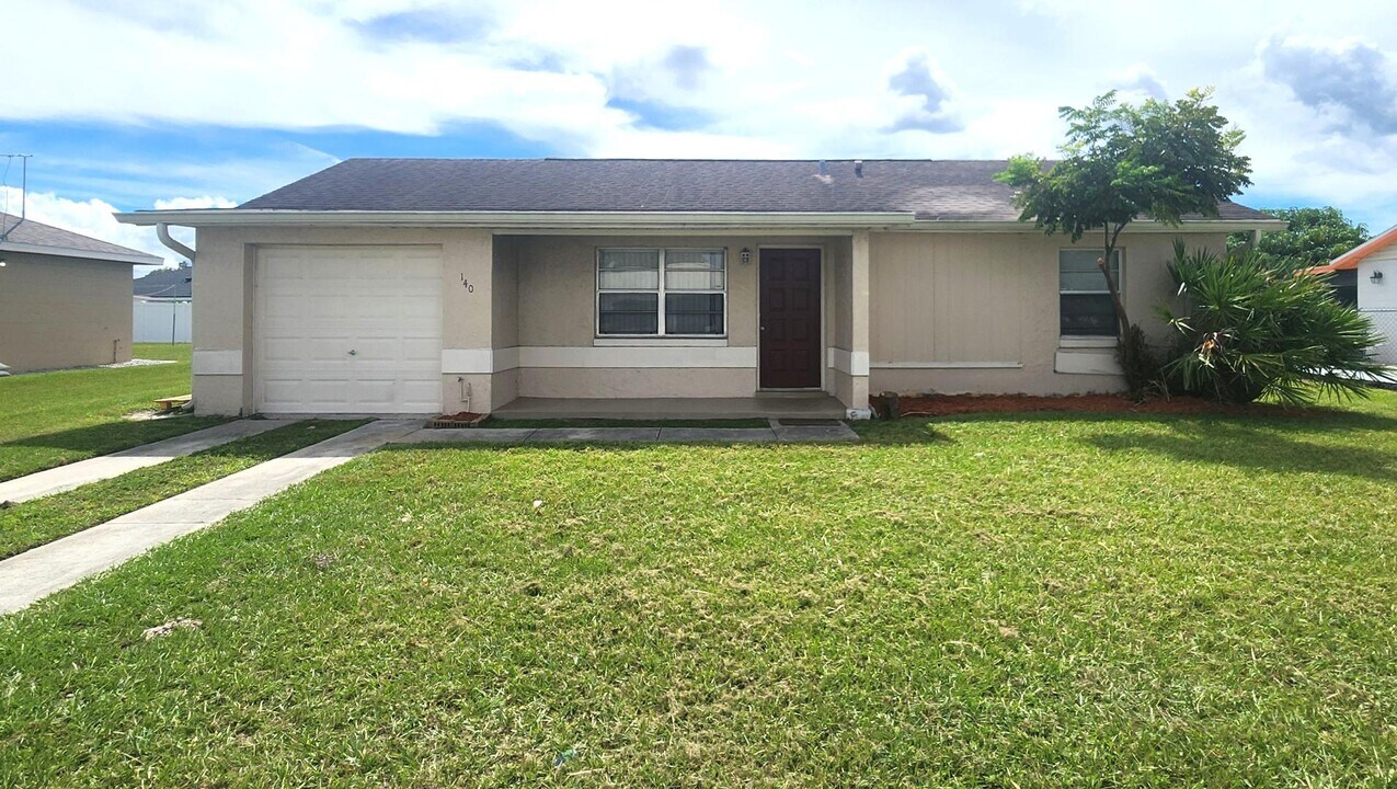 140 Harness Ln in Kissimmee, FL - Foto de edificio