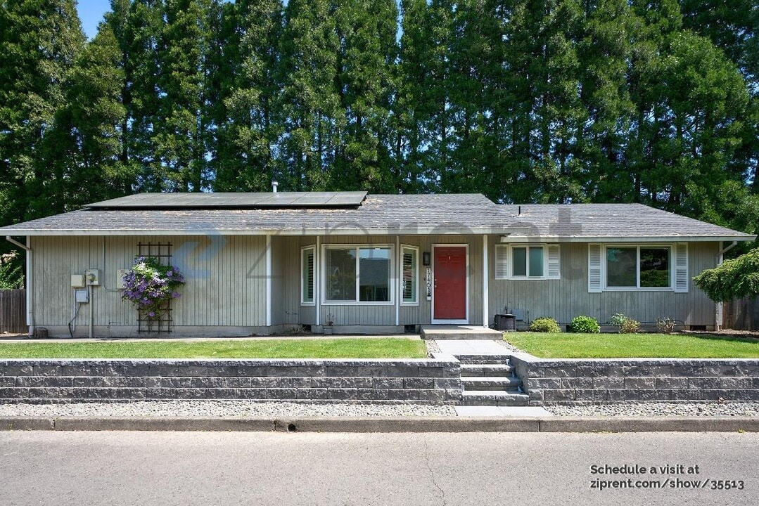 17465 NW Carl Ct in Portland, OR - Building Photo