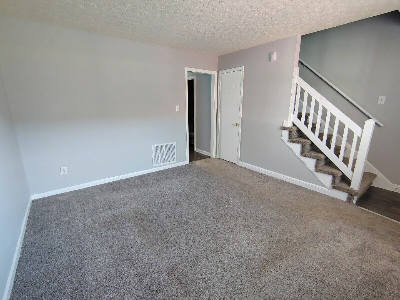 11 Hobbs Ln in Lynchburg, VA - Building Photo