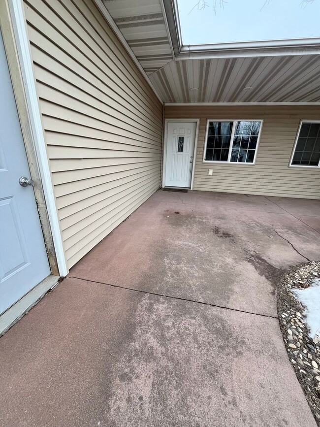 211 N Cherry St in Lennox, SD - Building Photo - Building Photo