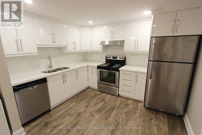 100 Bonham Blvd in Mississauga, ON - Building Photo - Building Photo