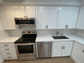 11025 Kittridge St, Unit 133 in North Hollywood, CA - Building Photo - Building Photo