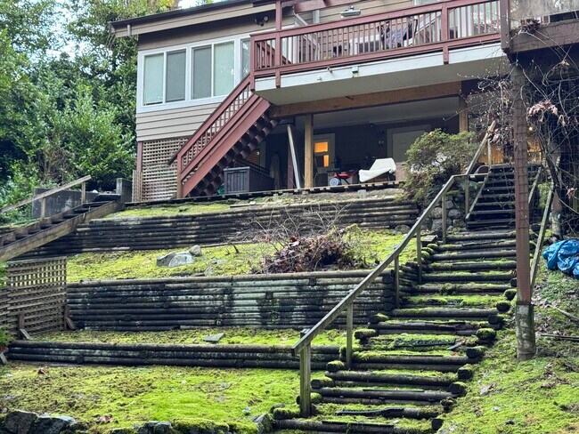 430 Newlands Rd in West Vancouver, BC - Building Photo - Building Photo