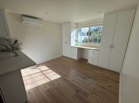 230 W Cedar Ave in Burbank, CA - Building Photo