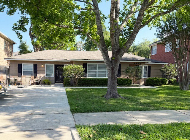 4502 Pine St in Bellaire, TX - Building Photo