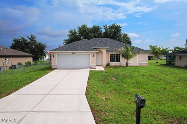 127 SW 11th Terrace in Cape Coral, FL - Foto de edificio - Building Photo