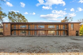 7617 S Colfax Ave, Unit 204 in Chicago, IL - Foto de edificio - Building Photo